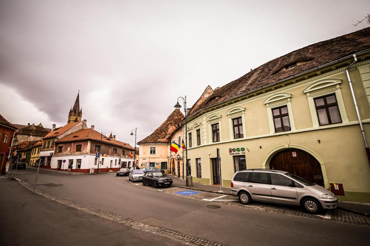 Jules' Sunny, Spacious And Central Apartment Sibiu Bagian luar foto